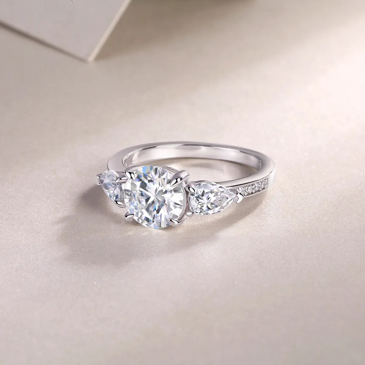The Viienne 2-Carat Moissanite Promise Ring